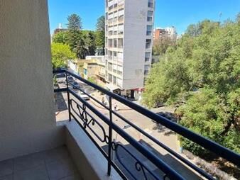 https://www.gallito.com.uy/apartamento-amoblado-en-pocitos-con-terraza-y-luz-natural-–-inmuebles-28169211