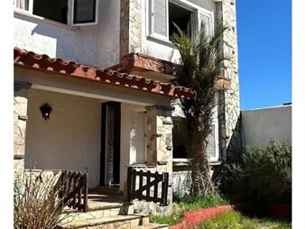 https://www.gallito.com.uy/venta-de-dos-casas-en-piriapolis-a-una-cuadra-de-la-playa-inmuebles-28169245