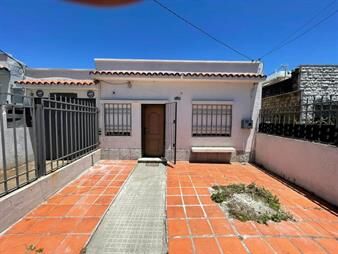 https://www.gallito.com.uy/alquiler-casa-con-cochera-en-perez-castellano-inmuebles-28338763