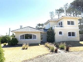 https://web5.gallito.com.uy/casa-en-venta-de-4-dormitorios-en-la-barra-inmuebles-19625238