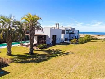 https://web5.gallito.com.uy/deslumbrante-casa-en-primera-linea-inmuebles-20470795