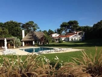 https://web5.gallito.com.uy/excelente-propiedad-de-6-dormitorios-con-gran-parque-y-pisc-inmuebles-20887995
