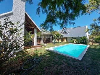 https://www.gallito.com.uy/casa-en-venta-a-pocas-cuadras-de-la-posta-del-cangrejo-y-la-inmuebles-21685467