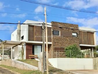 https://web5.gallito.com.uy/casa-a-estrenar-en-playa-mansa-inmuebles-18971792