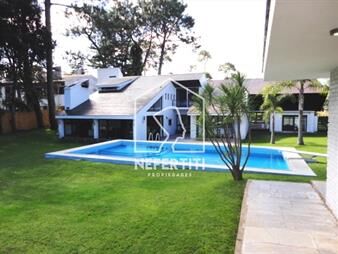 https://www.gallito.com.uy/chalet-6-dormitorios-y-servicio-con-piscina-inmuebles-24614205
