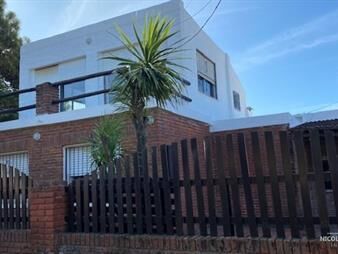 https://www.gallito.com.uy/casa-de-3-dor-mas-apto-al-fondo-con-2-dor-en-el-chorro-a-6-inmuebles-24987280