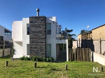 https://web5.gallito.com.uy/casa-estilo-minimalista-en-altos-de-punta-piedras-inmuebles-25035284
