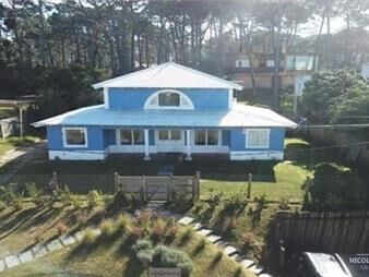 https://web5.gallito.com.uy/casa-de-4-dormitorios-en-la-barra-montoya-a-una-cuadra-del-inmuebles-25038417