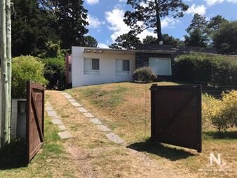 https://web5.gallito.com.uy/venta-de-casa-de-3-dormitorios-en-jardines-de-cordoba-punta-inmuebles-25040484