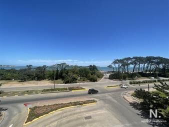 https://web5.gallito.com.uy/departamento-de-2-dormitorios-en-venta-frente-a-playa-mansa-inmuebles-25042220