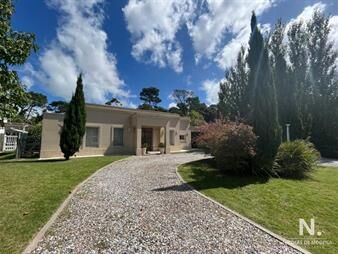 https://web5.gallito.com.uy/casa-en-venta-de-4-dormitorios-en-barrio-privado-la-arbolad-inmuebles-25156248