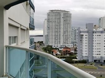 https://web5.gallito.com.uy/apartamento-en-venta-torre-de-categoria-2-dormitorios-inmuebles-25035091