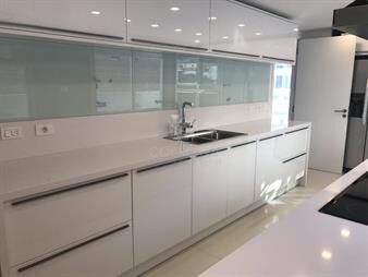 https://web5.gallito.com.uy/apto-con-vista-a-la-mansa-con-piscina-uso-exclusivo-y-churr-inmuebles-22908184