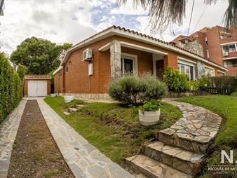 https://web5.gallito.com.uy/casa-3-dormitorios-y-dependencia-cerca-del-mar-punta-del-es-inmuebles-25353201