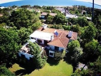 https://www.gallito.com.uy/venta-de-casa-de-6-dormitorios-en-zona-exclusiva-de-punta-d-inmuebles-22580417