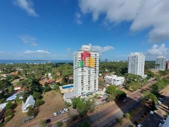 https://web5.gallito.com.uy/apartamento-en-venta-de-2-dormitorios-con-vista-al-mar-en-r-inmuebles-25376922
