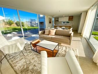 https://web5.gallito.com.uy/casa-a-estrenar-de-3-dormitorios-y-3-baã±os-en-barrio-priv-inmuebles-24134323