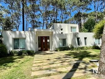 https://web5.gallito.com.uy/excelente-casa-de-cuatro-dormitorios-en-laguna-blanca-inmuebles-25026142