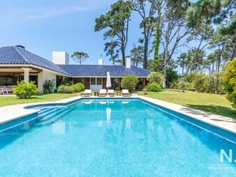 https://web5.gallito.com.uy/casa-en-venta-barrio-golf-punta-del-este-de-seis-dormitorio-inmuebles-23518475
