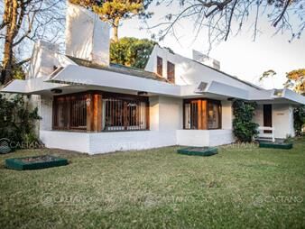 https://web5.gallito.com.uy/venta-de-casa-de-4-dormitorios-y-dependencia-de-servicio-en-inmuebles-21133632