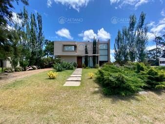 https://www.gallito.com.uy/excepcional-casa-de-dos-plantas-en-le-residence-inmuebles-23272649