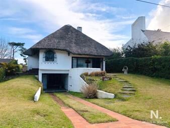 https://web5.gallito.com.uy/casa-en-playa-mansa-de-tres-dormitorios-en-venta-punta-del-inmuebles-25042979