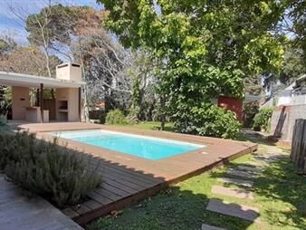https://web5.gallito.com.uy/casa-en-venta-en-playa-mansa-con-piscina-climatizada-inmuebles-25595655