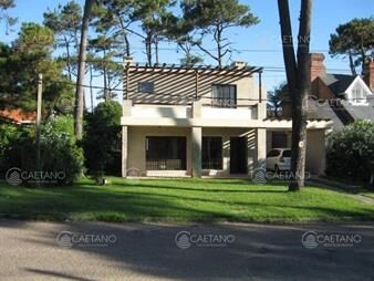 https://web5.gallito.com.uy/muy-buena-propiedad-en-parada-16-de-playa-mansa-inmuebles-20574118