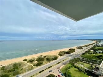 https://web5.gallito.com.uy/apartamento-en-venta-frente-al-mar-en-torre-venetian-punta-inmuebles-23123146