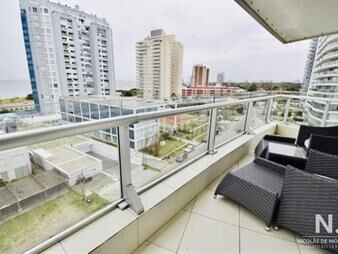 https://www.gallito.com.uy/venta-apartamento-de-3-dormitorios-en-playa-mansa-a-metros-inmuebles-24988153