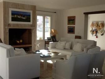 https://www.gallito.com.uy/casa-en-venta-de-4-dormitorios-en-la-zona-de-la-penã­nsula-inmuebles-25034701