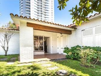 https://web5.gallito.com.uy/vende-casa-de-5-dormitorios-en-playa-mansa-punta-del-este-inmuebles-25036743