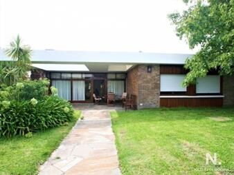 https://www.gallito.com.uy/casa-de-3-dormitorios-a-pasos-de-playa-mansa-inmuebles-23670822