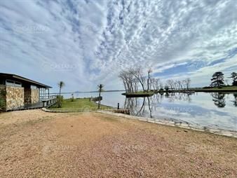 https://web5.gallito.com.uy/venta-de-casa-de-4-dormitorios-en-laguna-del-sauce-exclusi-inmuebles-20899867