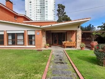 https://web5.gallito.com.uy/vende-casa-de-3-dormitorios-y-barbacoa-a-metros-del-mar-ma-inmuebles-25043067