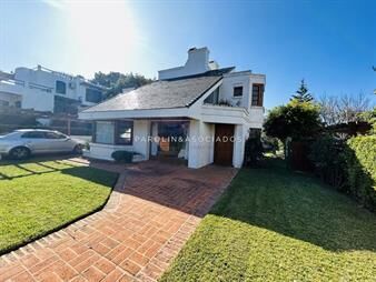 https://web5.gallito.com.uy/casa-en-venta-de-4-dormitorios-a-metros-del-mar-punta-del-inmuebles-23927185