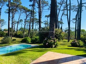 https://web5.gallito.com.uy/excelente-propiedad-en-venta-de-4-suites-en-mansa-punta-de-inmuebles-19879306