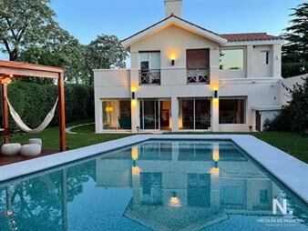 https://web5.gallito.com.uy/casa-de-5-dormitorios-en-carrasco-sur-inmuebles-25661430