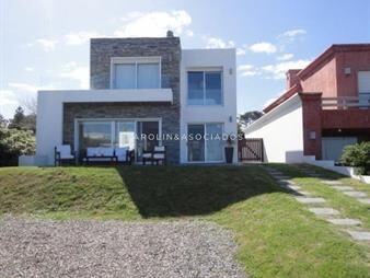 https://web5.gallito.com.uy/hermosa-casa-en-venta-de-4-dormitorios-frente-al-mar-en-mon-inmuebles-23190546
