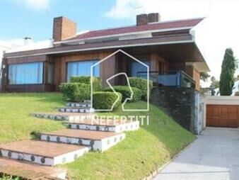 https://web5.gallito.com.uy/venta-casa-5-dormitorios-en-3-plantas-en-carrasco-inmuebles-24614242