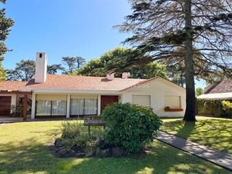 https://web5.gallito.com.uy/casa-en-venta-de-4-dormitorios-y-dependencia-de-servicio-en-inmuebles-24708210