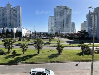 https://web5.gallito.com.uy/apartamento-en-alquiler-a-una-cuadra-del-mar-playa-mansa-inmuebles-23127093