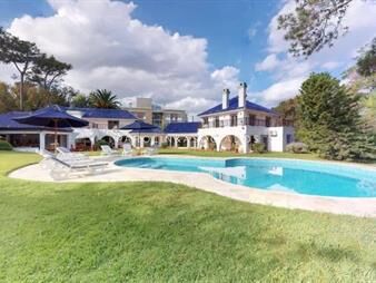 https://web5.gallito.com.uy/casa-en-venta-de-gran-residencia-a-pasos-de-la-playa-brava-inmuebles-21798513