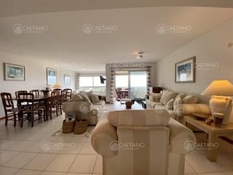 https://web5.gallito.com.uy/en-primera-linea-de-playa-brava-con-vista-al-mar-inmuebles-20529554