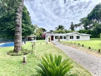 https://www.gallito.com.uy/casa-en-playa-mansa-inmuebles-24544455