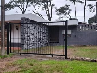 https://www.gallito.com.uy/casa-en-venta-de-3-dormitorios-en-san-rafael-punta-del-este-inmuebles-26055354