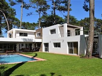 https://www.gallito.com.uy/casa-en-venta-de-4-dormitorios-a-pasos-de-la-playa-mansa-p-inmuebles-20628158