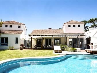 https://web5.gallito.com.uy/casa-en-montoya-4-dormitorios-y-dependencia-con-piscina-y-p-inmuebles-25034207