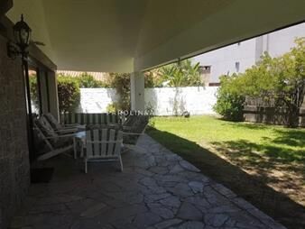 https://www.gallito.com.uy/casa-de-5-dormitorios-en-venta-en-marconi-punta-del-este-inmuebles-18367440