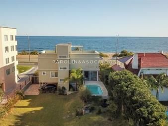 https://www.gallito.com.uy/hermosa-casa-en-venta-de-4-dormitorios-frente-al-mar-punta-inmuebles-18443049